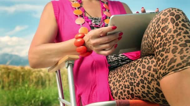 Frau tippt auf Tablet-PC — Stockvideo