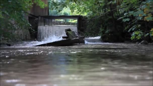 Moulin à eau et un objet en bois dans la midlle — Video