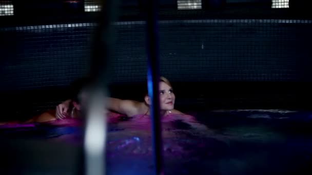 夫妇在按摩浴缸 — 图库视频影像