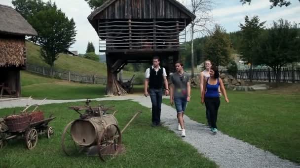 Foto di un gruppo di giovani che visitano una vecchia ma ben conservata fattoria — Video Stock