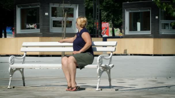 女人坐在长椅上 — 图库视频影像