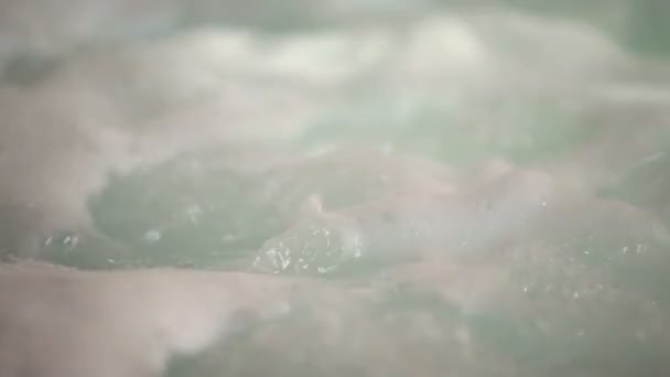 Bubblor i en jacuzzi — Stockvideo