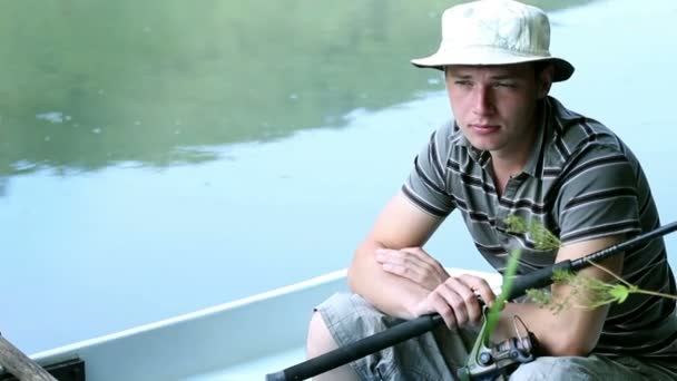 Giovane uomo pesca nella natura — Video Stock