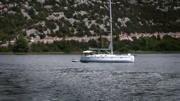 Schot van het zeilschip in krka national park-Kroatië — Stockvideo