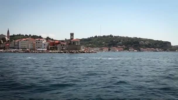Shot van de boot is afgemeerd aan de kust. shot is genomen vanaf de bewegende boot — Stockvideo