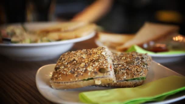 Todavía toma de sanwich con enfoque cambiante — Vídeo de stock
