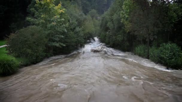 Prise de vue de la rivière a augmenté par temps pluvieux 