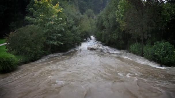 Выстрел из реки увеличился в дождливую погоду — стоковое видео