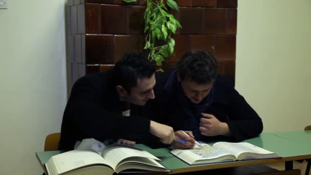 Dos estudiantes estudiando en un aula vieja — Vídeos de Stock