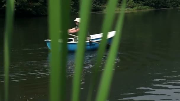 Jeune homme pêche sur un étang — Video