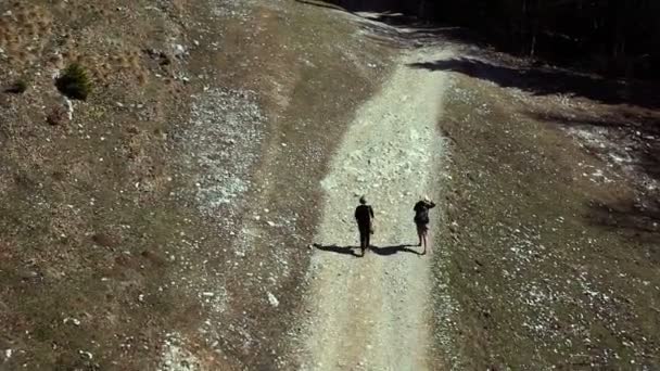 相机拍摄妇女从 skilift 徒步旅行 — 图库视频影像