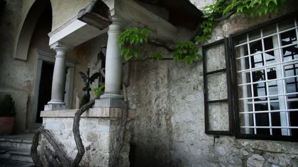 Primo piano di un vecchio ingresso in una villa a Bled — Video Stock