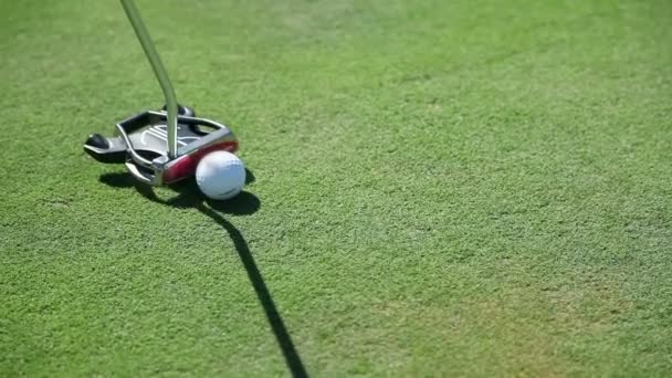 Close up tiro de um clube de golfe que bate a bola de golfe direto para o salão — Vídeo de Stock