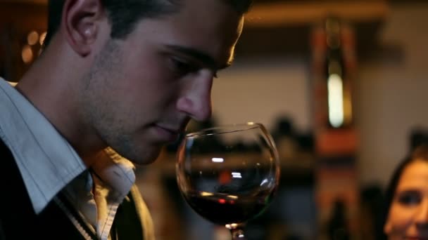 Сомелье разливает вино на дегустации вин — стоковое видео