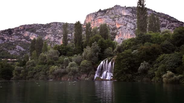 Panoramaaufnahme des Wasserfalls auf dem Fluss Krka-Kroatien — Stockvideo