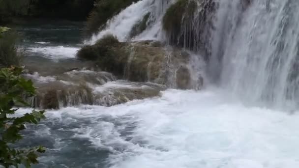 Skott av vattenfall på krka river-Kroatien — Stockvideo