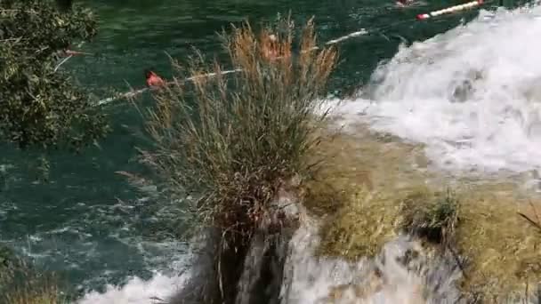 Nahaufnahme eines Wasserfalls auf dem Fluss Krka-Kroatien — Stockvideo