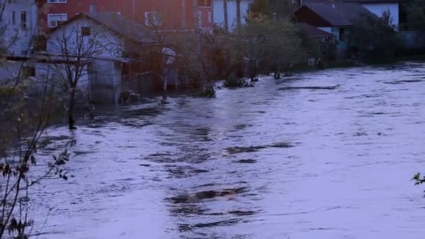 Pohled na zatopené ulice a domy — Stock video