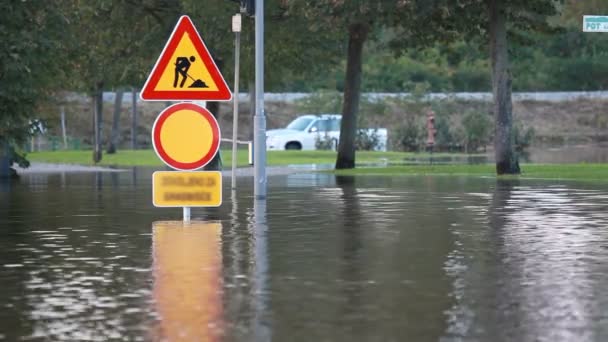 Vue d'un panneau de signalisation dans l'eau — Video