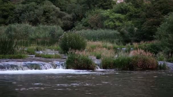 Lövés a Lépcsőzetes elrendezés, a Krka folyó-Horvátország — Stock videók