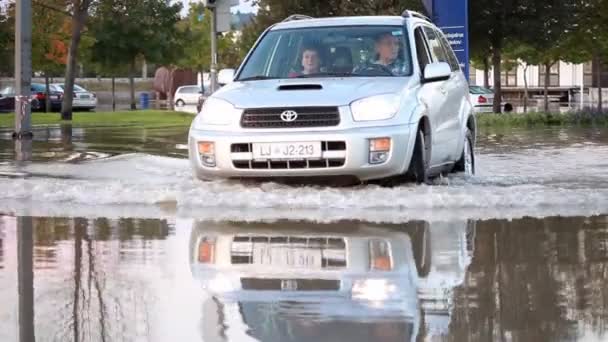 Auto passiert überflutete Straße — Stockvideo