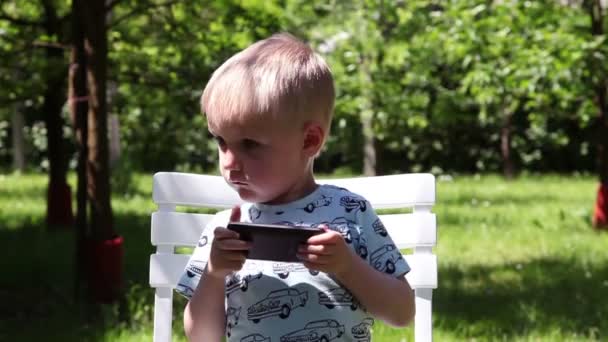 Aufnahme eines kleinen Jungen, der mit Spielzeug spielt — Stockvideo