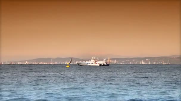 Лодки в море — стоковое видео