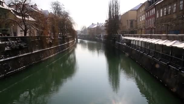 Panoráma szemcsésedik-ból Ljubljanica folyó — Stock videók