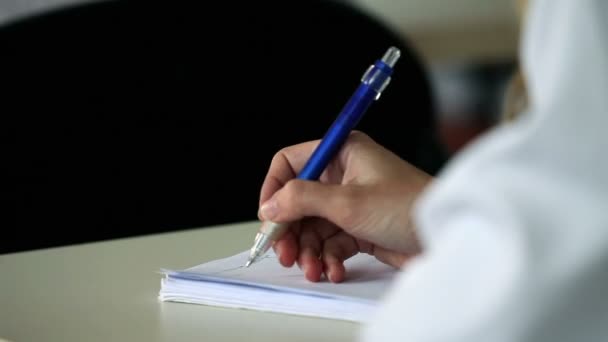 Tiro del estudiante escuchando lectura y escritura — Vídeo de stock