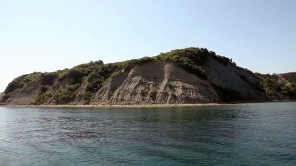 Prise de vue du rivage près de Piran depuis le bateau en mouvement — Video