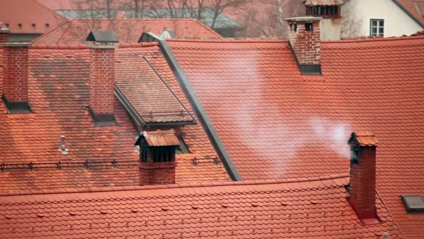 Todavía tiro de chimenea humeante en el techo — Vídeos de Stock