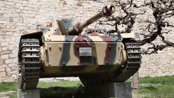 Стрелок смотрит на танк, проверяя его пушку — стоковое видео