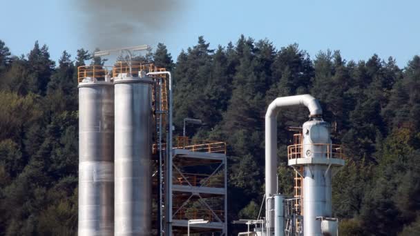 Prise de vue de cheminée polluant la nature — Video