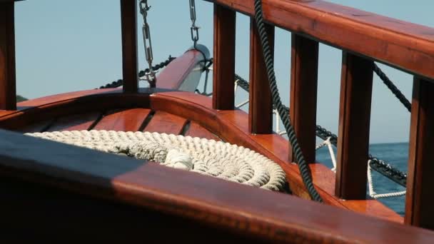 Close-up shot van het voorste deel van de oude houten boot — Stockvideo