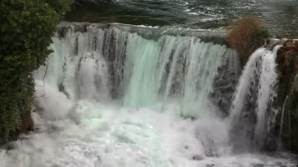 Colpo panoramico di cascata sul fiume Krka-Croazia — Video Stock