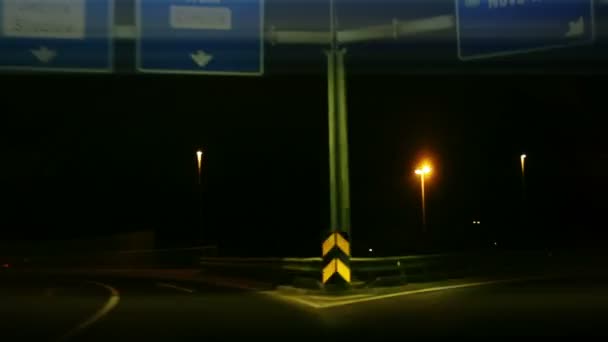 Schot van snelweg vol auto 's nachts met toegevoegde time-lapse — Stockvideo