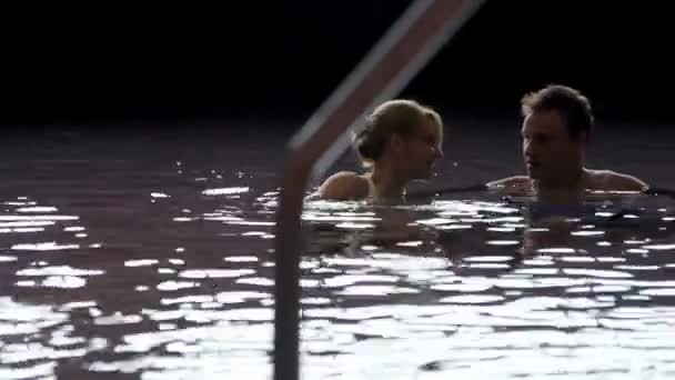 Couple parlant dans une piscine — Video