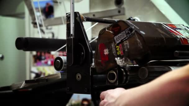 Hombre trabajando en maquinaria pesada — Vídeos de Stock