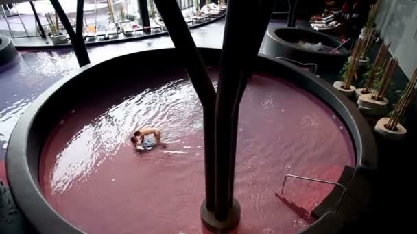 Piscine rose avec couple à l'intérieur — Video