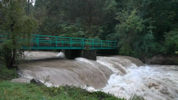 Αφορά την αυξημένη ανήσυχο ποτάμι που τρέχει κάτω από τη γέφυρα του σιδήρου — Αρχείο Βίντεο