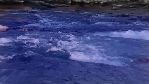 Κοντινό πλάνο του ποταμού με διόρθωση χρώματος — Αρχείο Βίντεο