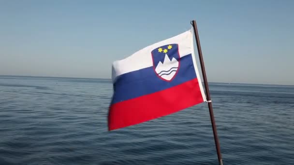 Tiro de bandera eslovena en el barco — Vídeos de Stock