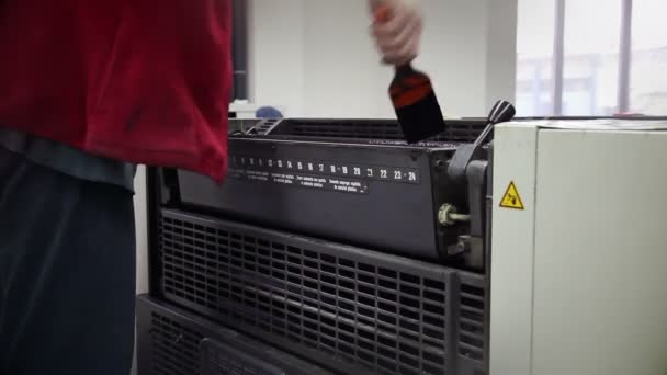 Man aan het werk op printer — Stockvideo