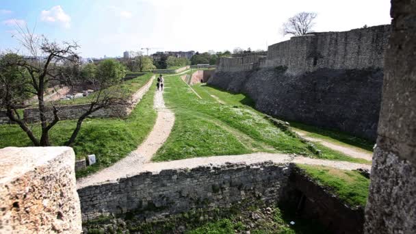 Aufnahme des Parks innerhalb der Festung mit Menschen, die auf Wegen gehen — Stockvideo