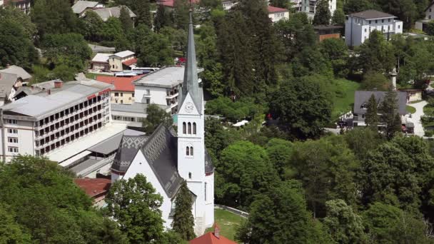 Panorâmica tiro de Bled s igreja — Vídeo de Stock