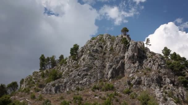 全景拍摄的从动船上所作的悬崖 — 图库视频影像