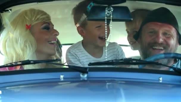 Rodina na cestě do své letní dovolené — Stock video