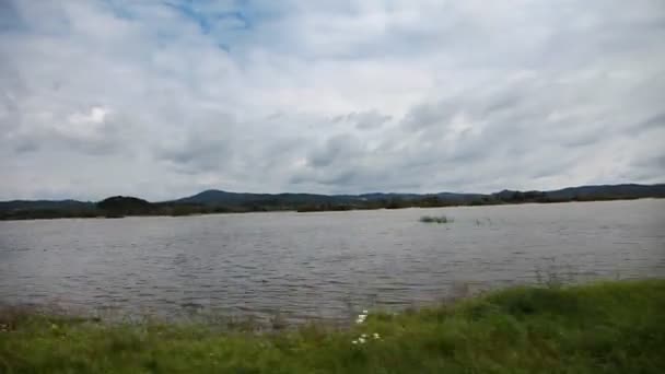 Schießerei aus dem Auto, das überflutetes Land repräsentiert — Stockvideo