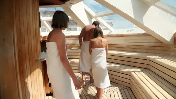 Plusieurs personnes dans le sauna — Video