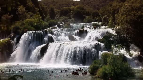 Lövés a vízesés a Krka folyó-Horvátország — Stock videók